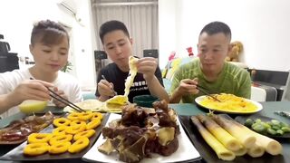 面条给孩子吃，他怎么想的#eating show#eating challenge#husband and wife eating food#eating#mukbang #asmr eating