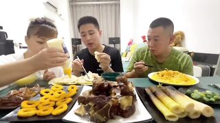 面条给孩子吃，他怎么想的#eating show#eating challenge#husband and wife eating food#eating#mukbang #asmr eating