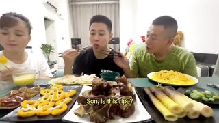 面条给孩子吃，他怎么想的#eating show#eating challenge#husband and wife eating food#eating#mukbang #asmr eating