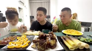 面条给孩子吃，他怎么想的#eating show#eating challenge#husband and wife eating food#eating#mukbang #asmr eating