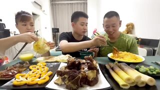 面条给孩子吃，他怎么想的#eating show#eating challenge#husband and wife eating food#eating#mukbang #asmr eating