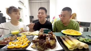 面条给孩子吃，他怎么想的#eating show#eating challenge#husband and wife eating food#eating#mukbang #asmr eating