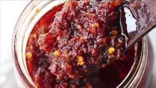 Dashain Special Garlic chilli pickle || tiktok viral Pickle /// खुर्सानी र लसुन को पिरो अचार |||