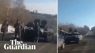 Ukrainian citizen confronts Russian soldiers after tank runs out of fuel