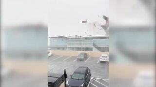 ‘There goes that roof’: High winds tear roof off Daytona Beach building