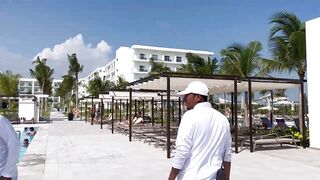 Riu Latino in Costa Mujeres: How close is the beach from the hotel?