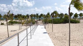 Riu Latino in Costa Mujeres: How close is the beach from the hotel?