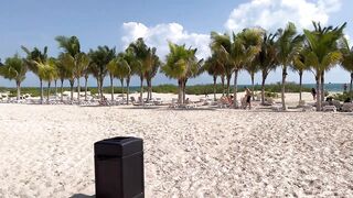 Riu Latino in Costa Mujeres: How close is the beach from the hotel?