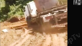 IDIOTS ON THE ROAD / CAR CRASH COMPILATION / CRAZY TRUCK # 8