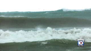 Hollywood Beach businesses brace for high tide