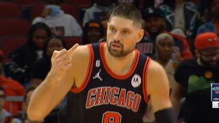 Nikola Vucevic flips off the ref after travel call vs Pelicans ????
