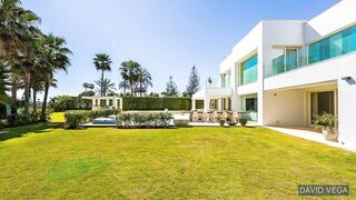 UNIQUE! Modern Frontline BEACH Villa【14.500.000€】Golden Mile Marbella