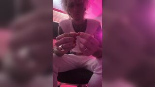 Machine Gun Kelly Instagram live 20.12.2022