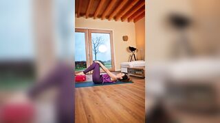 Yoga per il gonfiore addominale #lascimmiayoga #yoga #vinyasa