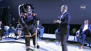 NASA muestra un prototipo del traje espacial más flexible y resistente