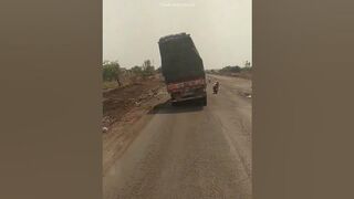 Lorry traveling shorts / Load collapsing video / #shorts #travel #lorrydriving #lorry