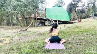 Stretching my body outside in nature | Relaxing Yoga & Stretch #flexibility #stretch #lifestyle