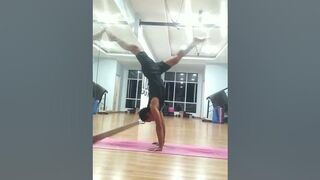 BELAJAR HANDSTAND #yoga #yogis #batam