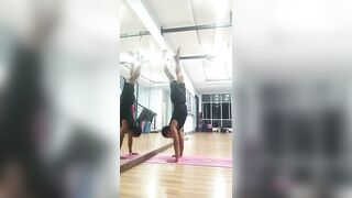 BELAJAR HANDSTAND #yoga #yogis #batam