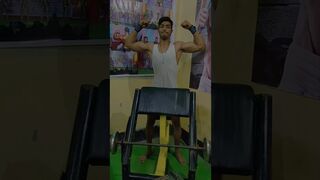 biceps stretching and posing || #gym #viral #biceps #shorts #shortvideo