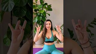 Shunya Mudra traz sensação de tranquilidade e calma. #yoga #mudra #nathaliamorgana