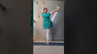 Balance on one leg????‍????#yoga #split#standingsplit#yshorts#youtubeshorts@yogawith_varsha