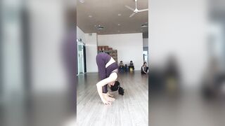 U60 tập yoga.tư thế đứng gập người gập càng sâu trẻ càng lâu.Uttasana #yoga #youtubeshorts #shorts