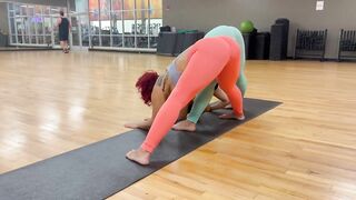 Yoga Queens: Lets Stretch