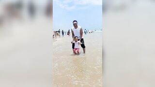 Anaya masti with her dad at Puri beach ⛱️????️#trending#viral#subscribe#enjoy