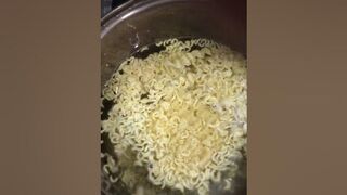 Noodles Ko Kaise Banaen Ghar Mein|Spicy Noodles Challenge???? ???? #shorts #youtubeshorts #trending