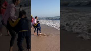 Chappal jane se bach gaya ???? #shortvideo#mumbai #travel #beach#trendingshorts #attitudestatus#shorts