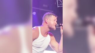 Dan Reynolds, what are you doing? #celebrity #highlights #danreynolds #imaginedragon #song #viral