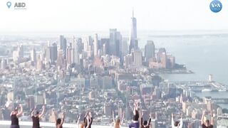 Gökdelenin tepesinde New York manzaralı yoga| VOA Türkçe