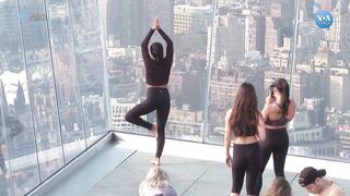 Gökdelenin tepesinde New York manzaralı yoga| VOA Türkçe