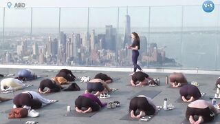 Gökdelenin tepesinde New York manzaralı yoga| VOA Türkçe