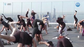 Gökdelenin tepesinde New York manzaralı yoga| VOA Türkçe