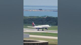 Delta Airlines Pilot Lands Like a Champ! #shorts #subscribe #travel #viral