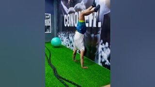 Handstand practice The grind gym #gym #gymworkout #calisthenics #healthybano #yoga