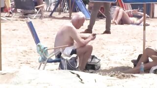 Biden relaxes on Delaware beach with wife Jill