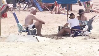 Biden relaxes on Delaware beach with wife Jill