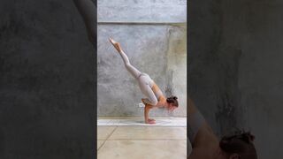 Handstand body balance & Arm strength & stretching for yoga flexibility #viral #youtubeshorts ????️