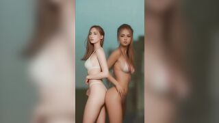 Lookbook AI, "Bikinis on the beach"; ビーチでのビキニ; 해변에서의 비키니