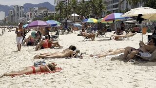 ???????? Hot day at Ipanema beach Brazil | beach walk 4k