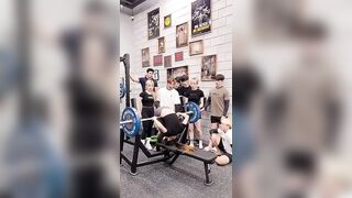 헬스장에서 다리찢기를⁉️???? Barbell Challenge