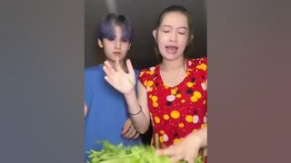 Khi người yêu tôi xem tiktok quá 180p