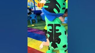 Internet celebrity frog spinning in circles Happy moments Yuetan Water Park