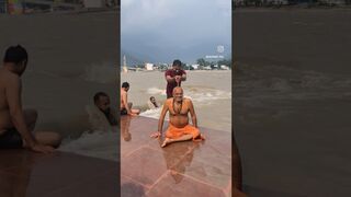 Guru ji ke Sath Ganga Snan in Rishikesh???????? #saurabh #yoga #rishikesh #youtubeshorts #gange #viral