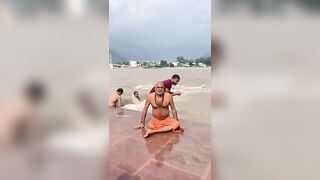 Guru ji ke Sath Ganga Snan in Rishikesh???????? #saurabh #yoga #rishikesh #youtubeshorts #gange #viral