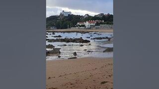 Playa de los Bikinis en Santander en marea baja.