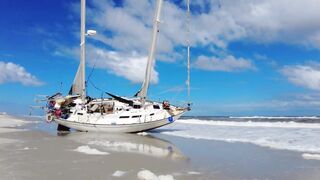 Man with boat stuck on Jacksonville Beach says he was robbed, is having trouble getting tow